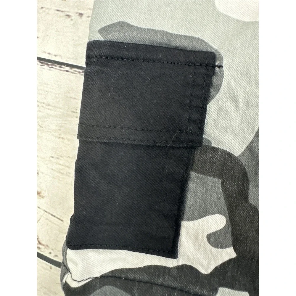 Kreamy Women's Camo Cargo Shorts  Small Gray Black Mikitary With Chains